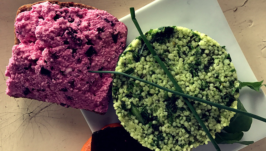 Cuscús verd amb torrada de mató amb remolatxa al forn