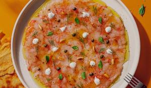 Carpaccio de gamba vermella amb stracciatella, pinyons i ratlladura de llimona