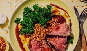 Filet de vedella rostit amb puré de patata i salsa de vi negre i gerds