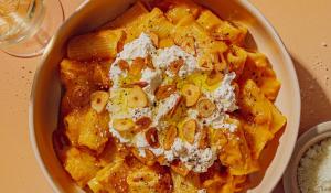 Pasta de carbassa i misso amb xips d'all