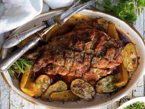 Cuixa de xai al forn amb herbes fresques, patates i pomes