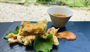 Flors de carbassó en tempura farcides de formatge blau