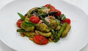 Nyoquis de patata amb pesto, espàrrecs i cirerols