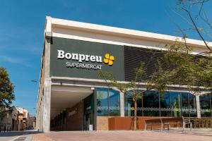 El Grup Bon Preu inaugura un nou supermercat a Terrassa, a l’antiga fàbrica tèxtil Sala Badrinas, amb un equip de 38 professionals